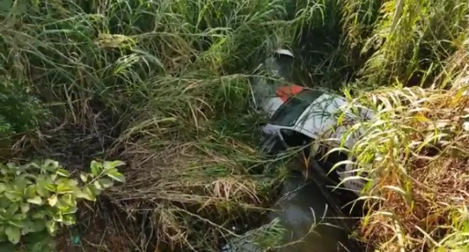Foto 3 de 3 — Viatura da PM desvia de carro na contramão de rodovia e cai em ribanceira